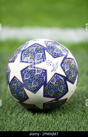 Mailand, Italien. 12. April 2023. Eine detaillierte Ansicht des offiziellen Adidas Champions League Match Balls während des Viertelfinalspiels der UEFA Champions League auf der ersten Teilstrecke zwischen AC Mailand und SSC Napoli im Stadio San Siro, Mailand, Italien, am 12. April 2023. Kredit: Giuseppe Maffia/Alamy Live News Stockfoto
