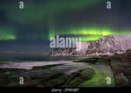 Die Aurora Borealis (Nordlichter) über den Devils Jaw (Devils Teeth), Oskornan Mountains, Tungeneset, Senja, Troms Og Finnmark County, Norwegen, SCA Stockfoto