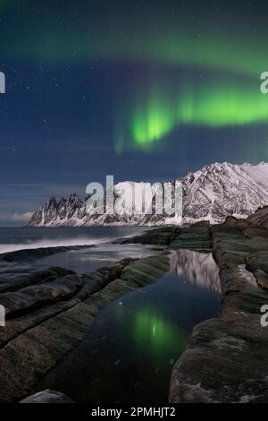 Die Aurora Borealis (Nordlichter) über den Devils Jaw (Devils Teeth), Oskornan Mountains, Tungeneset, Senja, Troms Og Finnmark County, Norwegen, SCA Stockfoto