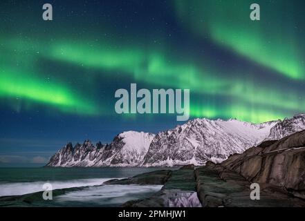 Die Aurora Borealis (Nordlichter) über den Devils Jaw (Devils Teeth), Oskornan Mountains, Tungeneset, Senja, Troms Og Finnmark County, Norwegen, SCA Stockfoto