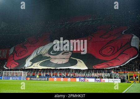 Mailand, Italien. 12. April 2023. Fans des AC Mailand während des Viertelfinales der UEFA Champions League zwischen dem AC Mailand und der SSC Napoli am 12. April 2023 im Stadio San Siro, Mailand, Italien. Kredit: Giuseppe Maffia/Alamy Live News Stockfoto