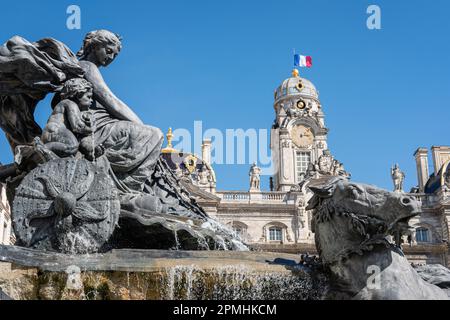 Frankreich, Lyon, 2023-04-04. Der Bartholdi-Brunnen und das Rathaus im Hintergrund am Place des terreaux. Stockfoto