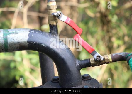 Robustes Kugelventil zum Absperren von Wasser auf einer Zentrifugalpumpe. An einem Motor montierte Hochdruck-Wasserventile Stockfoto