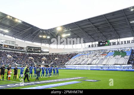 Gent, Belgien. 13. April 2023. Gents Fans bildeten sich vor einem Fußballspiel zwischen dem belgischen KAA Gent und dem englischen West Ham United FC, einem ersten Spiel der Viertelfinale der UEFA Europa Conference League, am Donnerstag, den 13. April 2023 in Gent. BELGA FOTO TOM GOYVAERTS Kredit: Belga News Agency/Alamy Live News Stockfoto