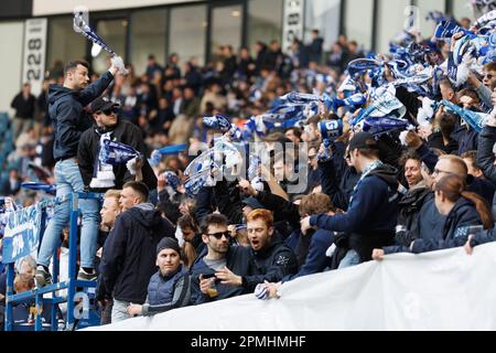 Gent, Belgien. 13. April 2023. Gents Fans bildeten sich vor einem Fußballspiel zwischen dem belgischen KAA Gent und dem englischen West Ham United FC, einem ersten Spiel der Viertelfinale der UEFA Europa Conference League, am Donnerstag, den 13. April 2023 in Gent. BELGA FOTO KURT DESPLENTER Kredit: Belga News Agency/Alamy Live News Stockfoto