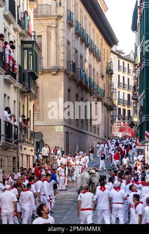 Tausende von Menschen versammelten sich auf den Straßen von Pamplona. Erster Tag von „Encierro“ von SAN FERMIN Stockfoto