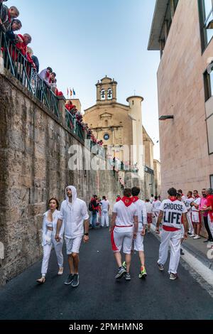 Pamplona, SPANIEN: Juni 07 2022: Tausende von Menschen versammelten sich auf den Straßen von Pamplona und warteten auf die Freilassung der Stiere. Erster Tag von „Encierro“ Stockfoto