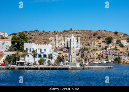 SYMI, Griechenland - 03. JUNI 2021. Der Hafen von Symi Stadt mit den Bezirken Chorio und Gialos ist einer der schönsten und romantischsten in der ganzen A Stockfoto