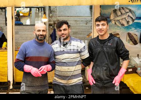 Gilan Province- Rasht IRAN-9. April 2023- Täglicher Basar-Porträt von drei jungen Arbeitern Stockfoto
