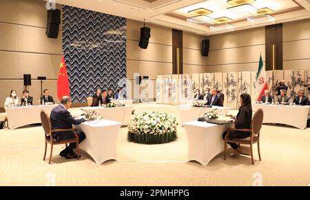 13. April 2023, Samarkand, Samarkand, Usbekistan: Außenminister HOSSEIN AMIR-ABDOLLAHIAN, russischer Außenminister SERGEI LAVROV, chinesischer Außenminister QIN-GANG und Staatsminister für auswärtige Angelegenheiten des pakistanischen Kabinetts HINA RABBANI KHAR, die an einem Treffen in Samarkand, Usbekistan, am 13. April 2023 teilnahmen. Samarkand ist Gastgeber einer Ministerkonferenz der Nachbarländer Afghanistans unter Beteiligung der Außenminister Russlands, Chinas, Irans, Pakistans, Turkmenistan und Usbekistan. (Credit Image: © Iranian Foreign Ministry via ZUMA Press Wire) EDITIEREN Stockfoto