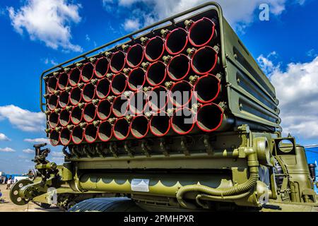 Abschussvorrichtung des BM-12 Grad Raketensystems der russischen Armee auf der Ausstellung in Zhukowsky Stockfoto