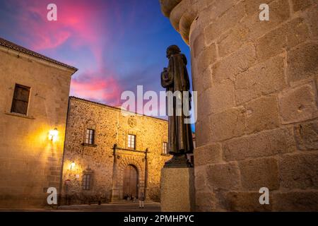 Blick auf das Denkmal San Pedro de Alcantara in der Ko-Kathedrale von Caceres, Spanien, im historischen und monumentalen Zentrum der Stadt Stockfoto