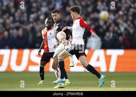 ROTTERDAM - (LR) Lorenzo Pellegrini von AS Roma, Mats Wieffer von Feyenoord während des Viertelfinalspiels der UEFA Europa League zwischen Feyenoord und AS Roma im Feyenoord Stadion de Kuip am 13. April 2023 in Rotterdam, Niederlande. ANP MAURICE VAN STONE Stockfoto