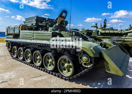 Panzerreparatur- und Bergungsfahrzeug BREM-1 der Russischen Armee auf der Ausstellung in Zhukowsky Stockfoto