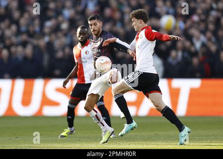 ROTTERDAM - (LR) Lorenzo Pellegrini von AS Roma, Mats Wieffer von Feyenoord während des Viertelfinalspiels der UEFA Europa League zwischen Feyenoord und AS Roma im Feyenoord Stadion de Kuip am 13. April 2023 in Rotterdam, Niederlande. ANP MAURICE VAN STONE Stockfoto