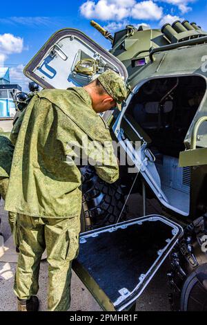Kampfgepanzerter fahrbarer amphibischer Personentransporter BTR-80 der Russischen Armee auf der Ausstellung in Zhukowsky Stockfoto