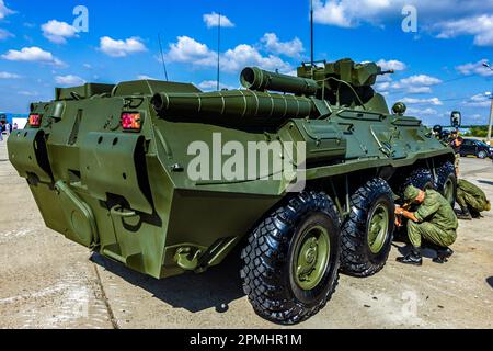 Kampfgepanzerter fahrbarer amphibischer Personentransporter BTR-80 der Russischen Armee auf der Ausstellung in Zhukowsky Stockfoto