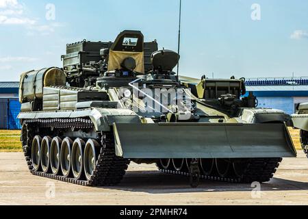 Panzerreparatur- und Bergungsfahrzeug BREM-1 der Russischen Armee auf der Ausstellung in Zhukowsky Stockfoto