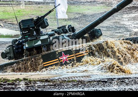 Der Hauptkampfpanzer T-72B3 der russischen Armee auf dem Trainingsgelände bei Demonstrationsvorführungen Stockfoto