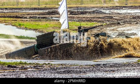 Panzerreparatur- und Bergungsfahrzeug BREM-1 der russischen Armee bei Demonstrationsvorführungen Stockfoto