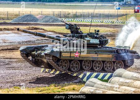 Der Hauptkampfpanzer T-72B3 der russischen Armee auf dem Trainingsgelände bei Demonstrationsvorführungen Stockfoto