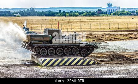 Panzerreparatur- und Bergungsfahrzeug BREM-1 der russischen Armee bei Demonstrationsvorführungen Stockfoto