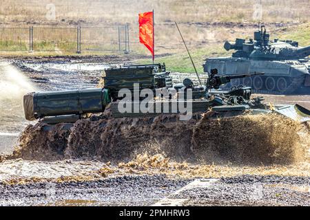 Panzerreparatur- und Bergungsfahrzeug BREM-1 der russischen Armee bei Demonstrationsvorführungen Stockfoto