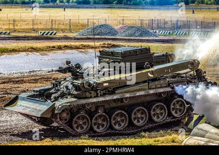 Panzerreparatur- und Bergungsfahrzeug BREM-1 der russischen Armee bei Demonstrationsvorführungen Stockfoto