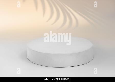 Podium für Kosmetik, Seife, Artikelpräsentation. Abstrakte Minimale Geometrische Kugel. Form Zylinder eins. Weicher Schatten. Anzuzeigende Szene Produkt, Objekt. Anzeigen Stockfoto