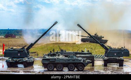 T-80U-Panzer, BTR-80-gepanzerter Personalträger, Msta-S-Selbstfahrpistole der russischen Armee auf dem Trainingsgelände bei Demonstrationsvorführungen Stockfoto
