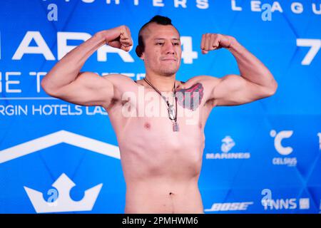 13. APRIL 2023, LAS VEGAS, NEVADA, LAS VEGAS, NEVADA, Vereinigte Staaten: LAS VEGAS, NEVADA - 13. April: Nayib Lopez betritt die Waage für die offiziellen Wiegevorgänge im Linq Hotel & Casino für PFL 3 - Lightweight & Welterweight - Offizielle Wiegeversuche am 13. April 2023 in LAS VEGAS, NEVADA, USA. (Kreditbild: © Louis Grasse/PX Imagens via ZUMA Press Wire) NUR REDAKTIONELLE VERWENDUNG! Nicht für den kommerziellen GEBRAUCH! Stockfoto