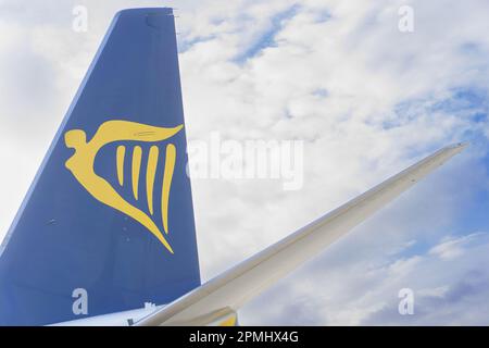 3. Januar - Porto, Portugal: Weiß-blau-gelber Flugzeugheck mit Ryanair-Logo am Himmel Stockfoto