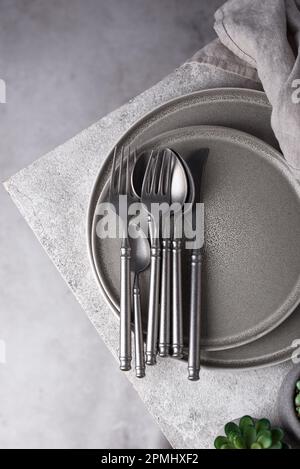 Modernes Besteck, Messer, Löffel und Gabel aus Stahl Stockfoto