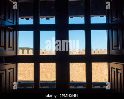 Details der mittelalterlichen Fassade der Stadt Sigüenza in Guadalajara. Stockfoto