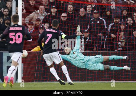 ROTTERDAM - (LR) Lorenzo Pellegrini von AS Roma erschießt einen Strafstoß auf dem Postweg, Feyenoord Torhüter Justin Bijlow während des Viertelfinalspiels der UEFA Europa League zwischen Feyenoord und ALS Roma im Feyenoord Stadion de Kuip am 13. April 2023 in Rotterdam, Niederlande. ANP MAURICE VAN STONE Stockfoto