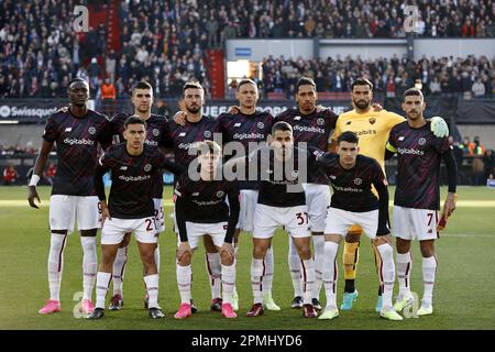 ROTTERDAM - (obere Reihe LR) Tammy Abraham of AS Roma, Gianluca Mancini of AS Roma, Bryan Cristante of AS Roma , Nemanja Matic of AS Roma , Chris Smalling of AS Roma, AS Roma Torwart Rui Patricio, Lorenzo Pellegrini of AS Roma (vordere Reihe lr) Paolo Dybala of AS Roma, Nicola Zalewski von AS Roma, Leonardo Spinazzola von AS Roma, Roger Ibanez von AS Roma während des Viertelfinalspiels der UEFA Europa League zwischen Feyenoord und AS Roma im Feyenoord Stadion de Kuip am 13. April 2023 in Rotterdam, Niederlande. ANP MAURICE VAN STONE Stockfoto