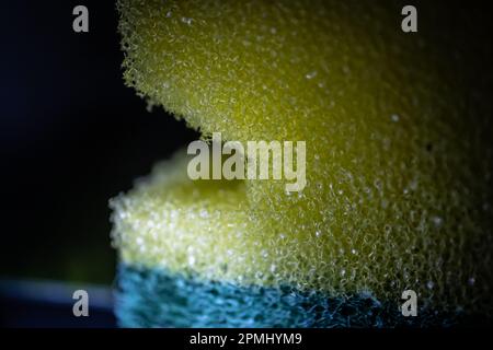 Details auf Makrofoto von Küchenschwamm Details in Dunkelheit schließen Stockfoto