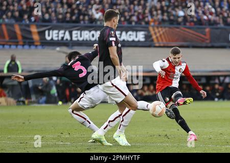 ROTTERDAM - (LR) Roger Ibanez von AS Roma, Sebastian Szymanski von Feyenoord während des Viertelfinalspiels der UEFA Europa League zwischen Feyenoord und AS Roma im Feyenoord Stadion de Kuip am 13. April 2023 in Rotterdam, Niederlande. ANP MAURICE VAN STONE Stockfoto