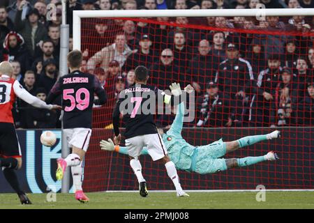 ROTTERDAM - (LR) Nicola Zalewski von AS Roma, Lorenzo Pellegrini von AS Roma, erschießt die Strafe während des Viertelfinalspiels der UEFA Europa League zwischen Feyenoord und AS Roma im Feyenoord Stadion de Kuip am 13. April 2023 in Rotterdam, Niederlande. ANP MAURICE VAN STONE Stockfoto