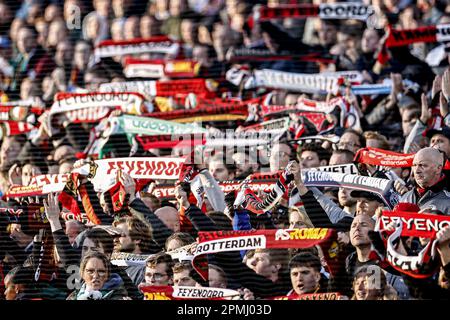 ROTTERDAM - Feyenoord-Fans während des Viertelfinalspiels der UEFA Europa League zwischen Feyenoord und AS Roma im Feyenoord Stadion de Kuip am 13. April 2023 in Rotterdam, Niederlande. ANP MAURICE VAN STONE Stockfoto