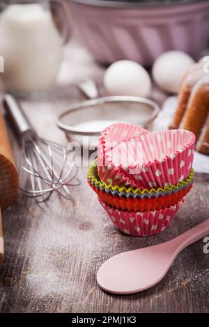 Backutensilien mit Marmorkuchen Stockfoto