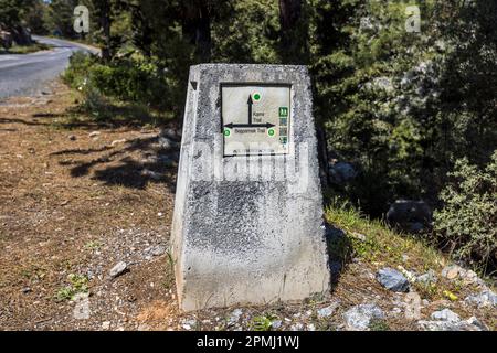 Wegmarkierung auf dem Wanderweg Besparmak und dem Wanderweg Karmi bei Agirda, Zypern Stockfoto