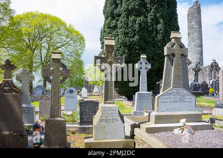 Kreuze mit Rundturm, Klosterboice, County Lough, Irland, Klosterruinen, Mainistir Bhuithe Stockfoto