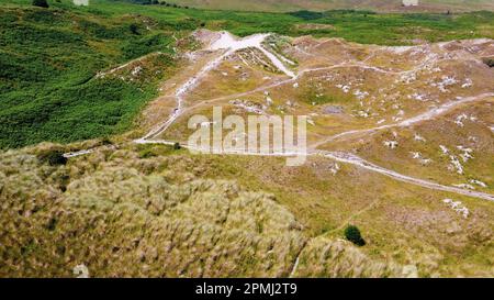 Sandhügel an der Südküste Irlands im Sommer, Draufsicht. Irische Küstendünen, Luftaufnahme. Stockfoto