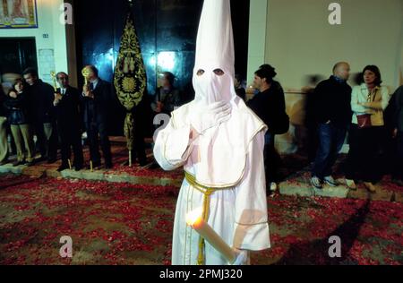 Semana Santa Prozession (Heilige Woche) in Spanien. Dieses Foto zeigt den Prozessteilnehmer, auch Nazarenos genannt Stockfoto