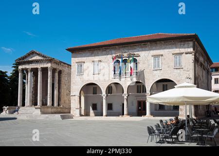 Augustus-Tempel und venezianisches Rathaus, Marktplatz, Pula, Istrien, Kroatien, Tempel des Augustus Stockfoto