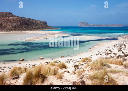 Balos Lagoon, Strand, Bucht, Gramvousa Halbinsel, Blick auf Imeri Gramvousa, Gemeinde Kissamos, Regionalbezirk Chania, Kreta, Griechenland Stockfoto