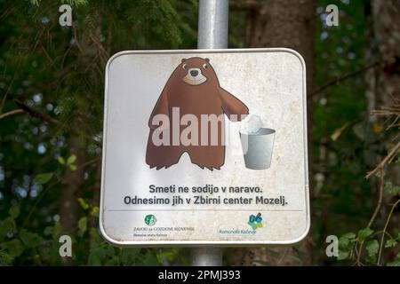 Warnschild gegen Bären, lassen Sie nicht Müll, Slowenien Stockfoto