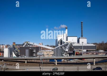 Industriearchitektur des Naistenlahden voimalaitos oder des Kraftwerks Naistenlahti vor klarem blauen Himmel an einem sonnigen Frühlingstag in Tampere, Finnland Stockfoto