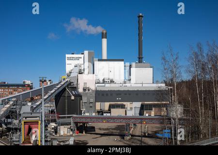 Naistenlahden voimalaitos oder Naistenlahti Kraftwerk vor klarem blauen Himmel an einem sonnigen Frühlingstag in Tampere, Finnland Stockfoto